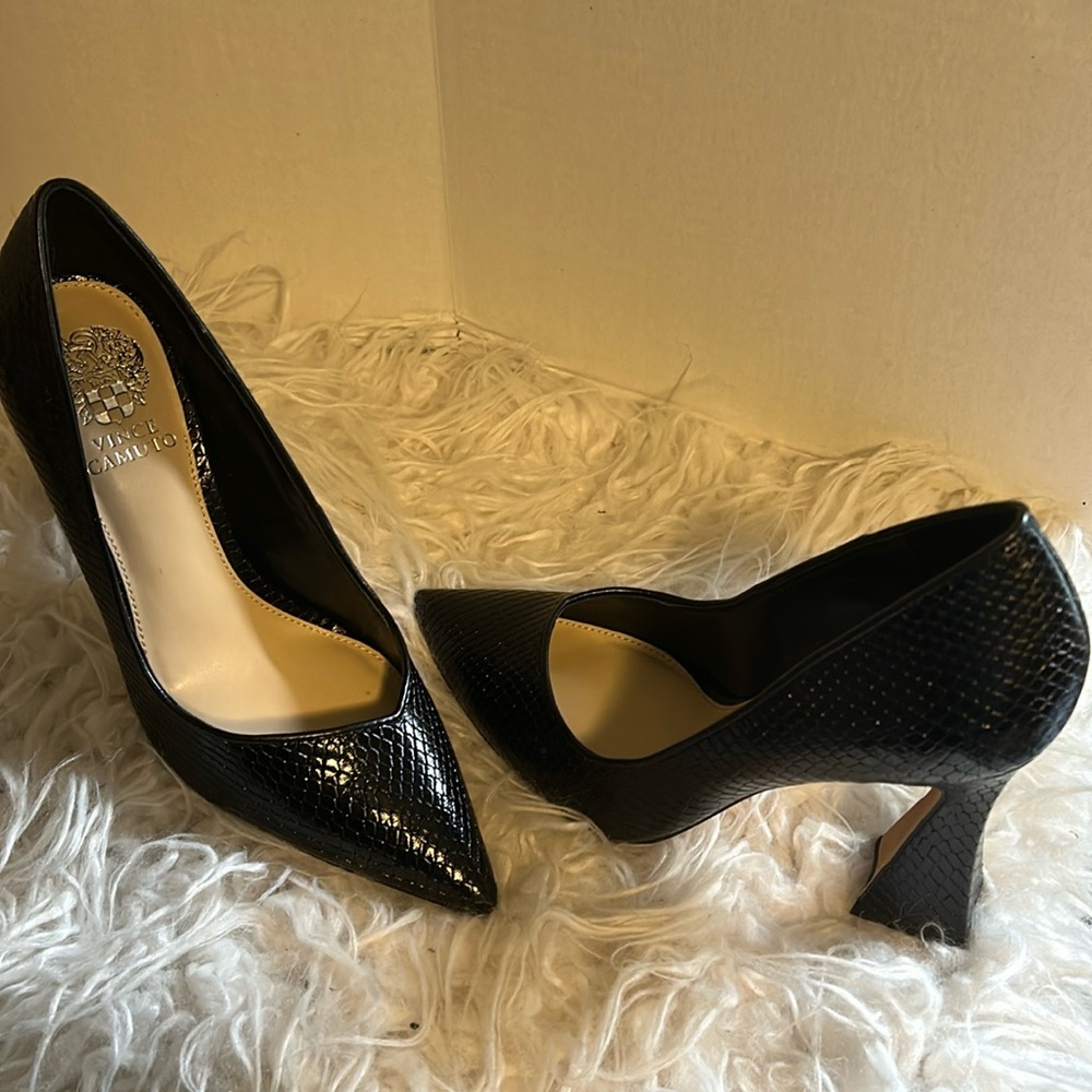 NEW VINCE CAMUTO black leather pointed toe pumps Size 6 1/2